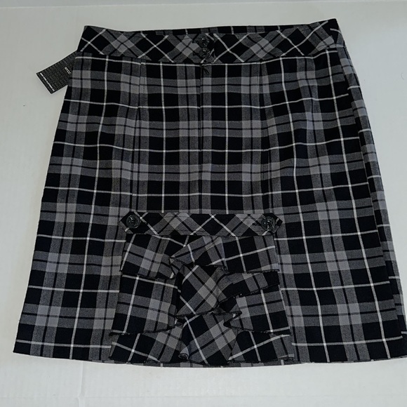 NYCC || Black & Gray Plaid Skirt. Sz. 8 - Picture 5 of 8